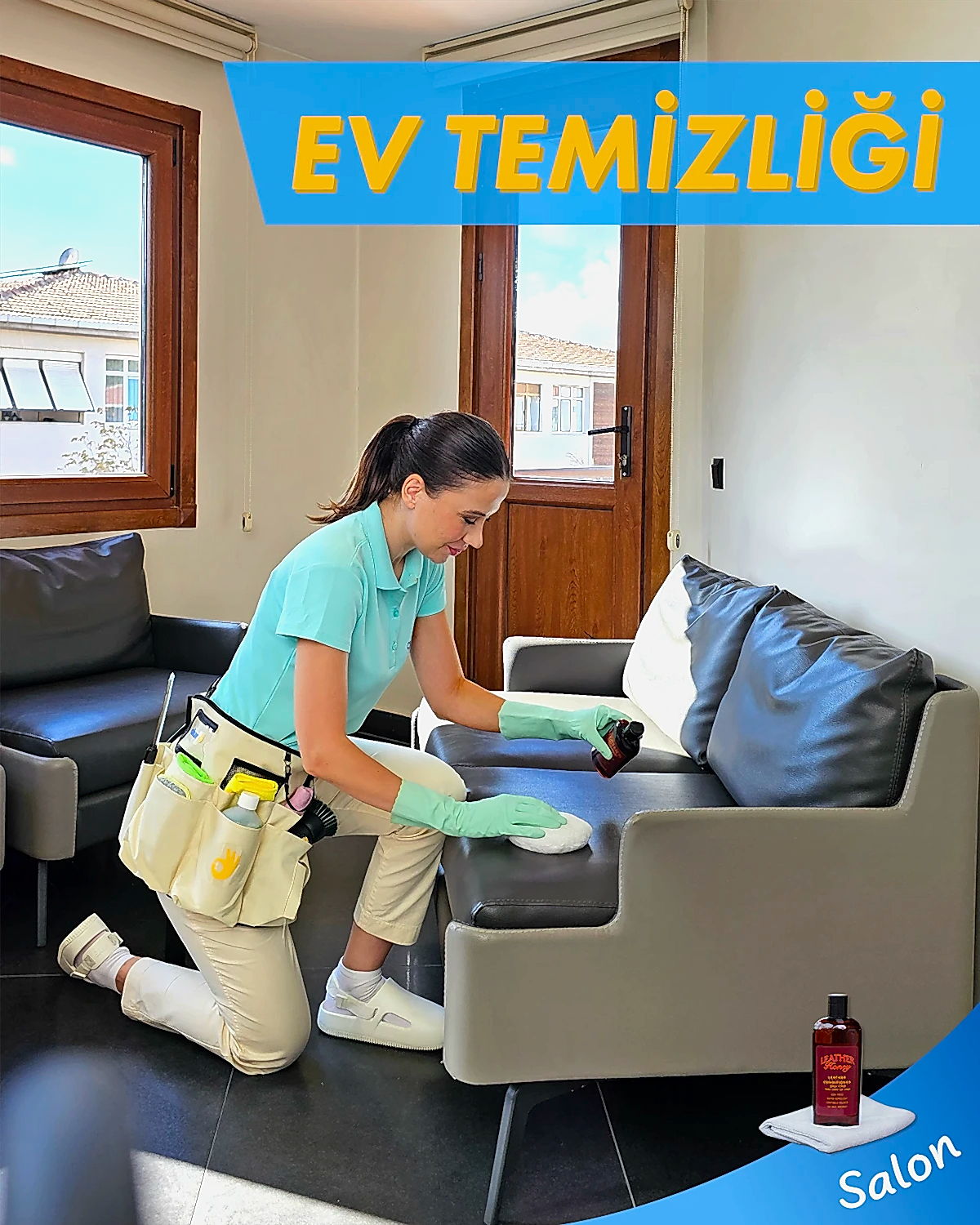 Temizlikçi, ev temizliği sırasında salondaki koltuk takımını temizliyor